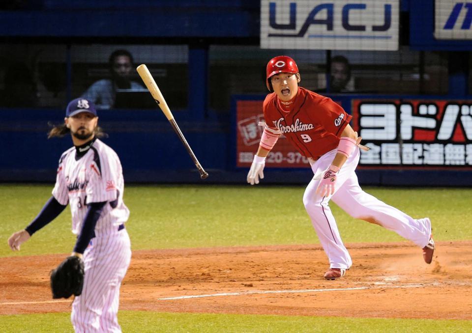 　９回、丸はバーネット（左）から左前に２点適時打を放つ（撮影・吉澤敬太）