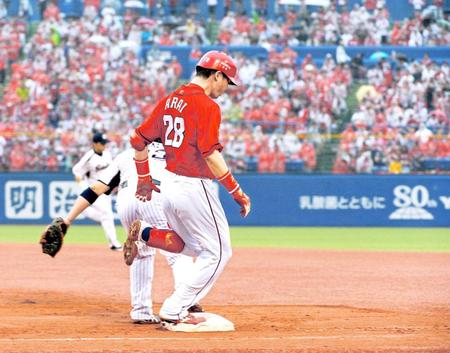 ６回、併殺打に倒れる新井（撮影・三好信也）