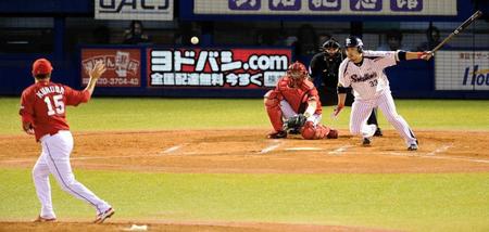 　５日のヤクルト戦で打球に右手を出す黒田