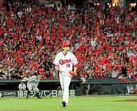 ７回、満塁のピンチを切り抜け、真っ赤に染まったスタンドを背にガッツポーズで雄たけびを上げる広島・前田健太＝マツダスタジアム（撮影・出月俊成）