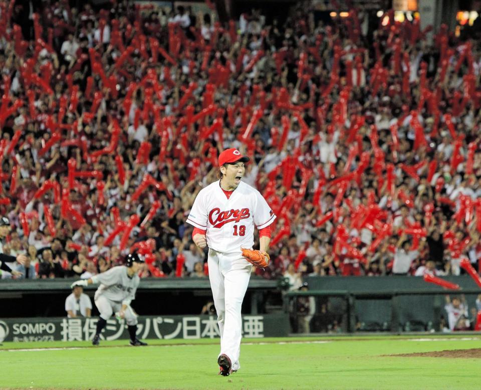 ７回、満塁のピンチを切り抜け、真っ赤に染まったスタンドを背にガッツポーズで雄たけびを上げる広島・前田健太＝マツダスタジアム（撮影・出月俊成）