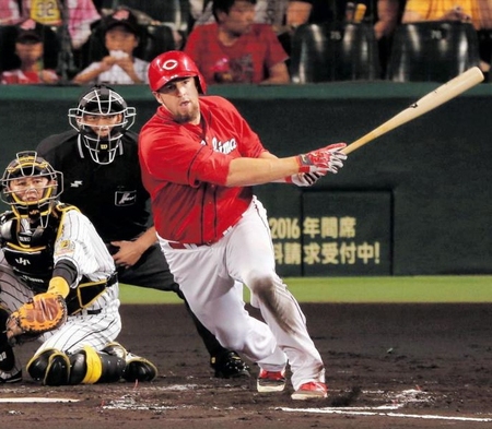 ３回広島１死一、二塁、広島・エルドレッドは先制適時打を放つ＝甲子園（撮影・棚橋慶太）