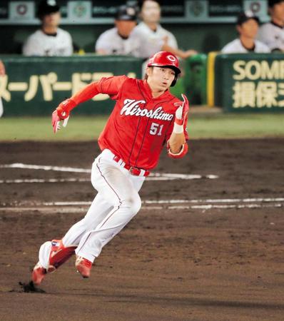 ７回広島２死二塁、広島・鈴木誠は安打を放ち二塁へ向かう＝甲子園（撮影・棚橋慶太）