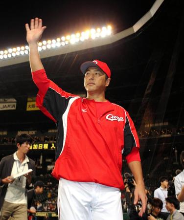 ９勝目をあげ、ファンの声援に手を振って応える広島・黒田博樹＝甲子園（撮影・飯室逸平）