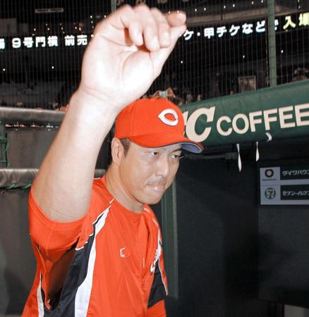 　９勝目を挙げ、ファンの声援に手を振って応える黒田（撮影・飯室逸平）