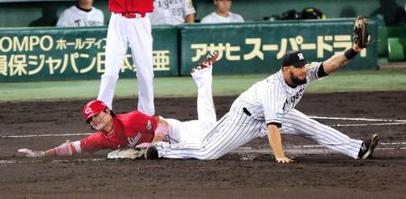 　６回、気迫のヘッドスライディングで内野安打にする丸池（撮影・棚橋慶太）