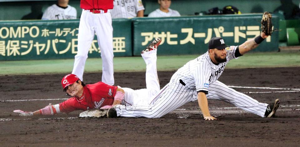 　６回、気迫のヘッドスライディングで内野安打にする丸池（撮影・棚橋慶太）