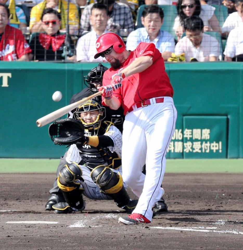 ４回広島１死、広島・エルドレッドはソロを放つ＝甲子園（撮影・棚橋慶太）