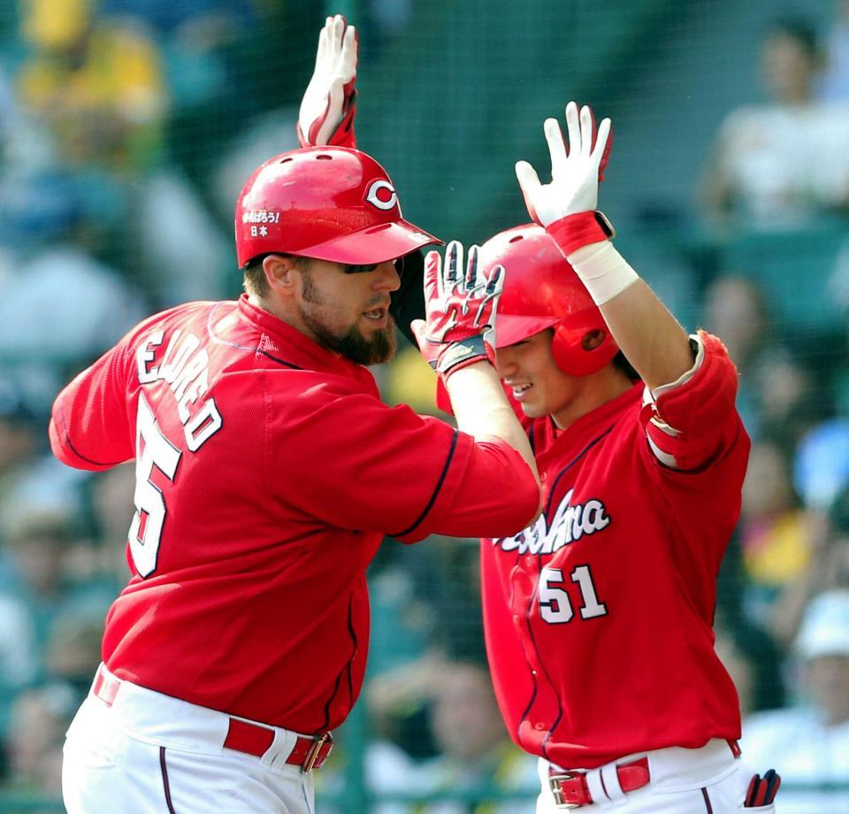 　４回、ソロを放ち笑顔で生還するエルドレッド（撮影・飯室逸平）