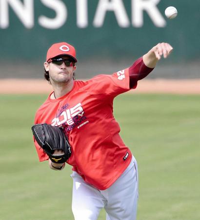 　登板へ向け、調整するジョンソン（撮影・出月俊成）