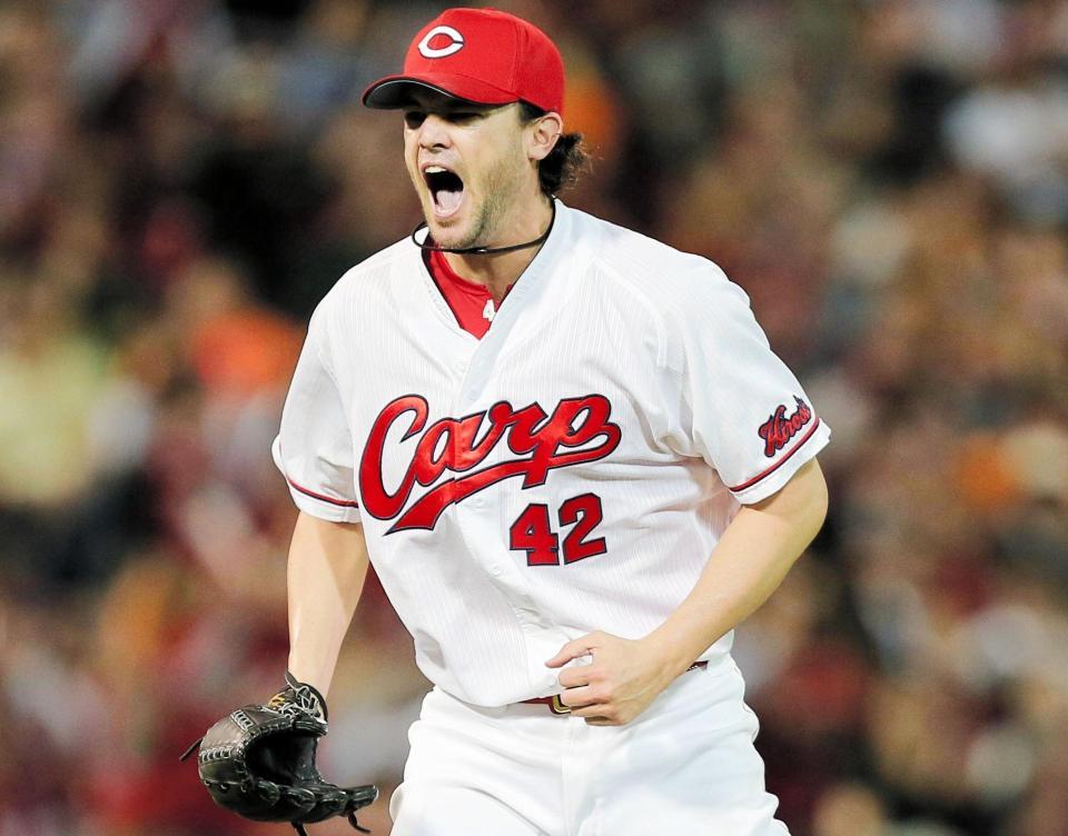 ８回、雄たけびを上げるジョンソン＝マツダスタジアム（撮影・出月俊成）