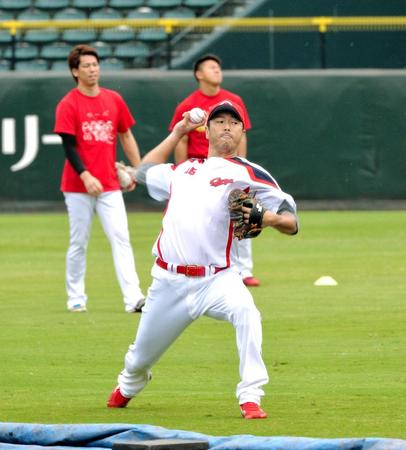 　勝負の１２連戦へ向け、（左奥から）前田、福井らとキャッチボールをする黒田（撮影・出月俊成）