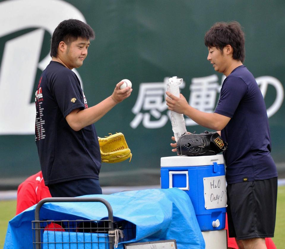 　一岡（右）と一緒に体を動かした中崎（撮影・出月俊成）