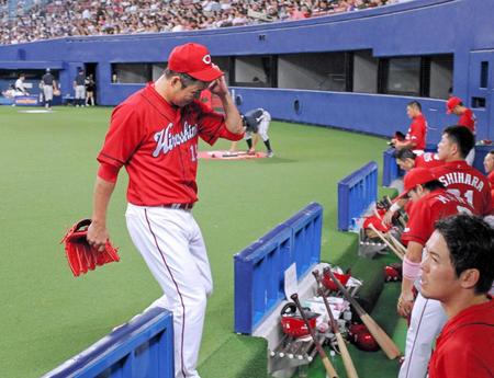 　６回、勝ち越しを許し、悔しそうにベンチへ下がる黒田（撮影・保田叔久）