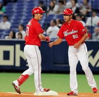 １回、先制適時打を放ち一塁上でほえる広島・鈴木誠也（左）＝ナゴヤドーム（撮影・保田叔久）