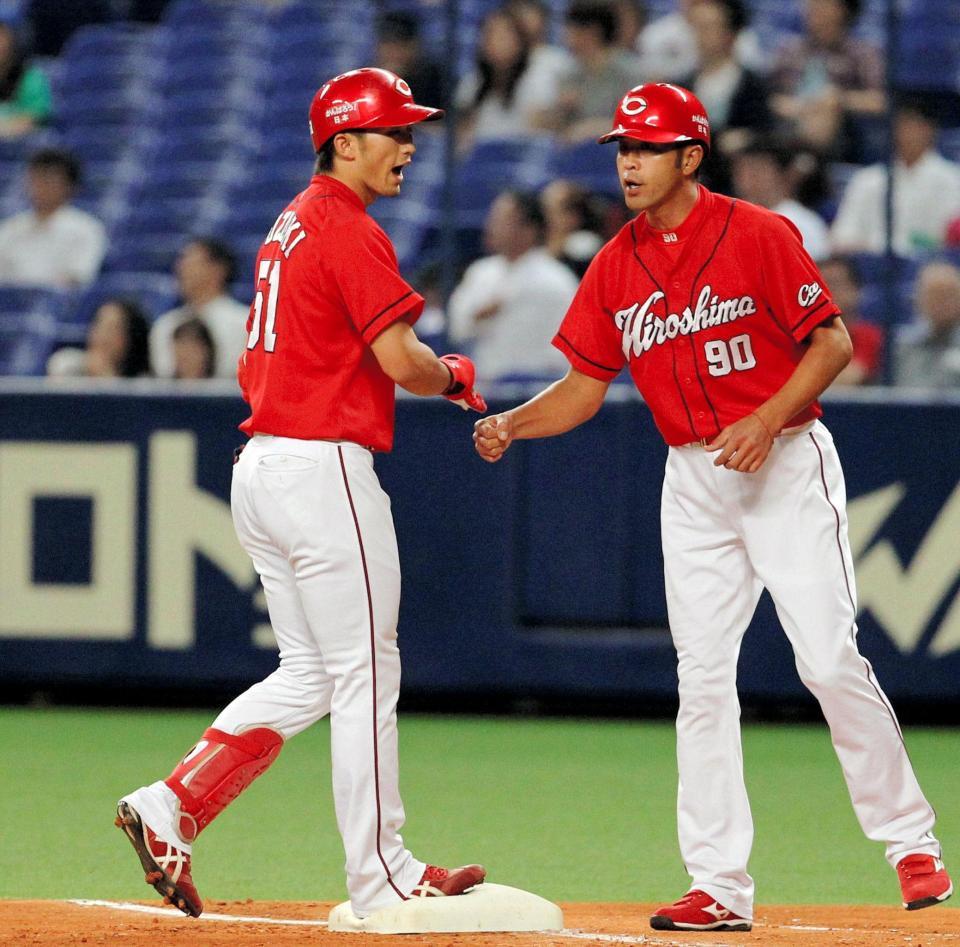 １回、先制適時打を放ち一塁上でほえる広島・鈴木誠也（左）＝ナゴヤドーム（撮影・保田叔久）