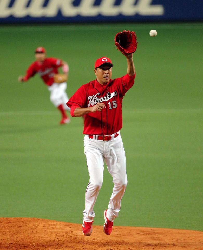 １回、平田の投ゴロを捕球する黒田＝ナゴヤドーム（撮影・保田叔久）