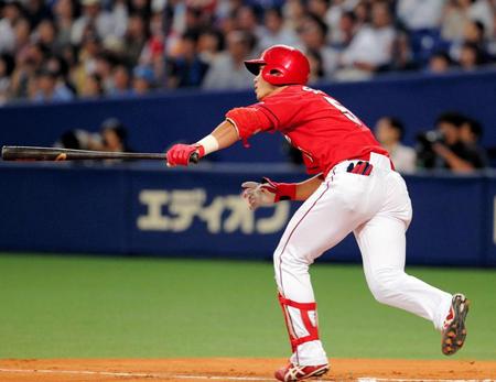 １回、広島・鈴木誠也が中前に先制適時打を放つ＝ナゴヤドーム（撮影・保田叔久）
