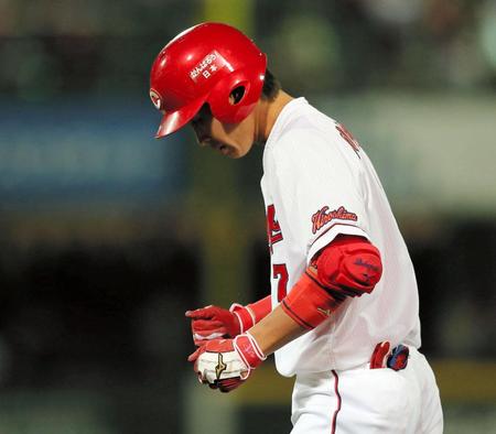 １回、先制打を放ち、ベース上でガッツポーズをする・堂林＝マツダスタジアム（撮影・出月俊成）