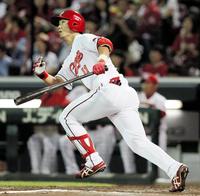 ３回、鈴木は左中間に適時二塁打を放つ＝マツダスタジアム（撮影・北村雅宏）