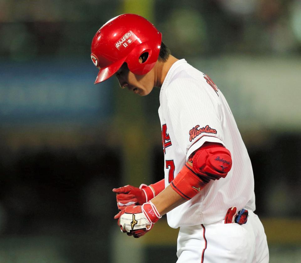 １回、先制打を放ち、ベース上でガッツポーズをする・堂林＝マツダスタジアム（撮影・出月俊成）