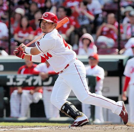 ３回、左犠飛を放つ広島・松山竜平＝マツダスタジアム（撮影・北村雅宏）