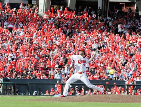 ７回、真っ赤なスタンドを背に力投する広島　クリス・ジョンソン＝マツダスタジアム（撮影・出月俊成）