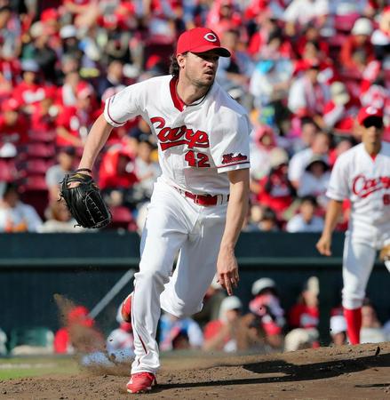 ６回、ＤｅＮＡ・倉本寿彦の打球でベースカバーへ走る広島　クリス・ジョンソン＝マツダスタジアム（撮影・出月俊成）