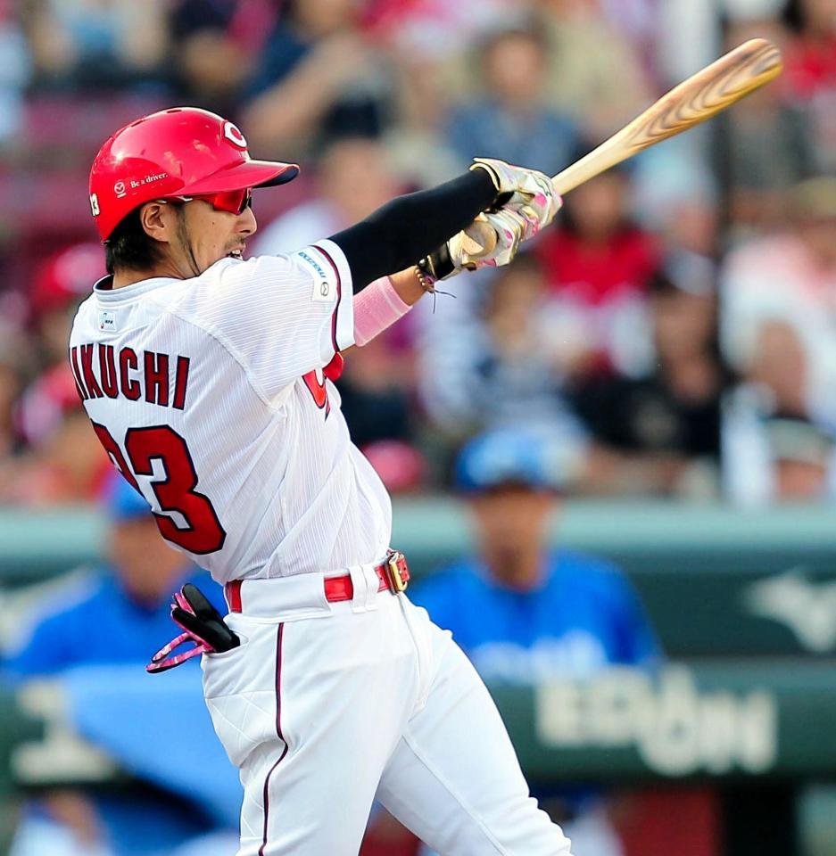 ７回広島２死一、三塁、左前に勝ち越し打を放つ広島・菊池涼介＝マツダスタジアム（撮影・出月俊成）