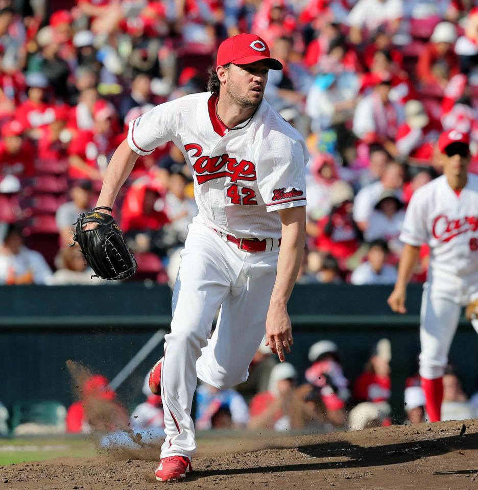 ６回、ＤｅＮＡ・倉本寿彦の打球でベースカバーへ走る広島　クリス・ジョンソン＝マツダスタジアム（撮影・出月俊成）