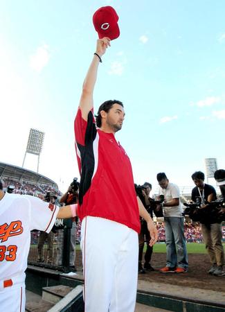 　１３勝目を挙げ、ファンの声援に応えるジョンソン（撮影・出月俊成）