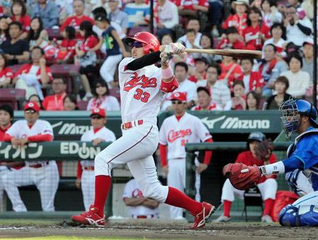 　７回、菊池は左前に適時打を放つ（撮影・北村雅宏）