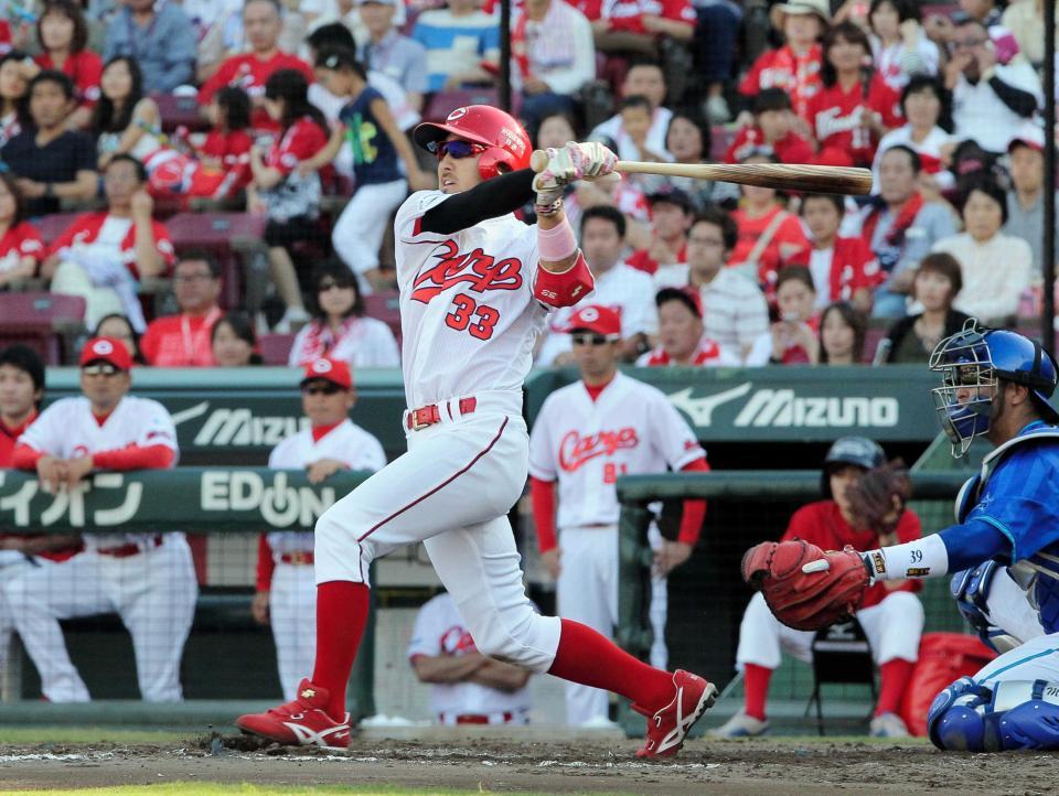　７回、菊池は左前に適時打を放つ（撮影・北村雅宏）