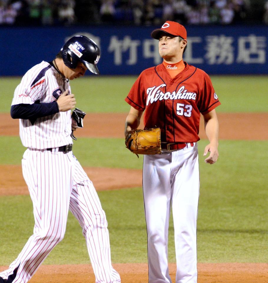 １回、捕逸で２点目を奪われ、悔しがる戸田（撮影・開出牧）