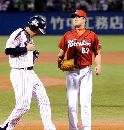 　１回、暴投で２点目を奪われ、悔しがる戸田。左は生還する三走・川端（撮影・開出牧）