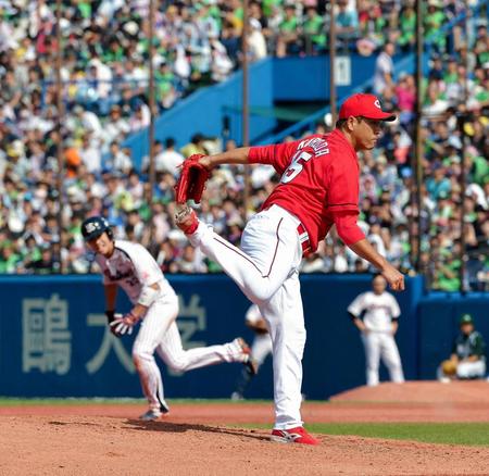 ３回、ヤクルト・山田（奥）に二盗される広島・黒田