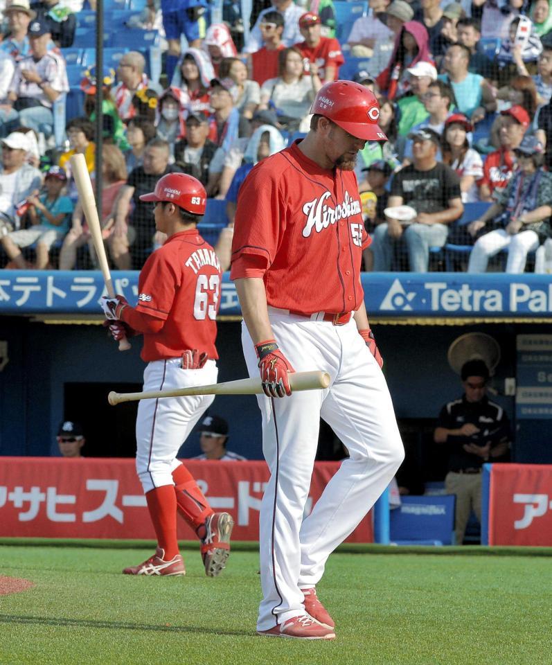 　８回、空振り三振に倒れがっくりのエルドレッド（撮影・堀内翔）