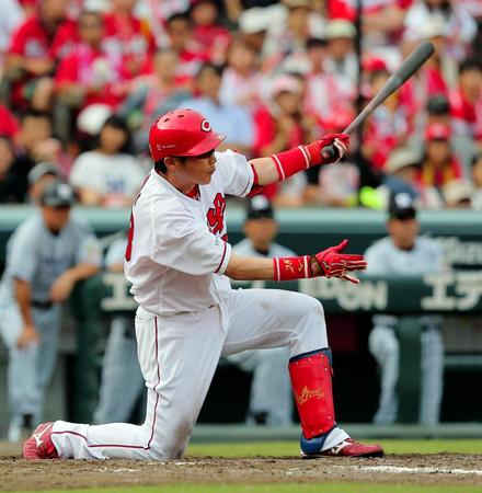 ５回広島２死一、二塁、右ひざをつきながら、執念で同点適時打を放つ広島・新井貴浩＝マツダスタジアム（撮影・出月俊成）