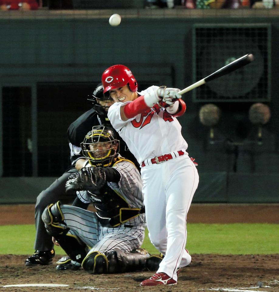 　５回、左前打を放つ代打・小窪