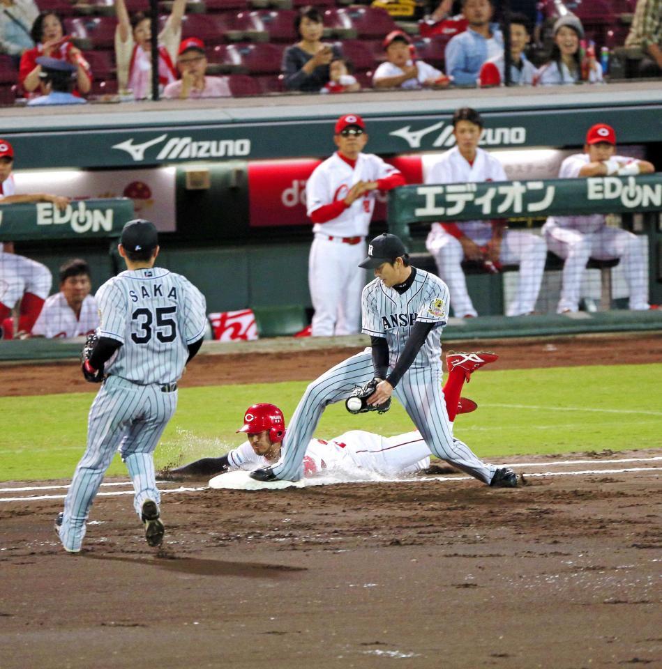 １回、内野ゴロで一塁へ懸命にヘッドスライディングをするもアウトになる菊池（右はベースカバーに入った投手・能見）＝撮影・飯室逸平