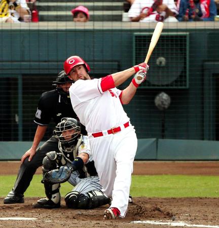 　５回、２死一、二塁で左翼フェンス直撃の勝ち越し適時打を放つエルドレッド（撮影・飯室逸平）