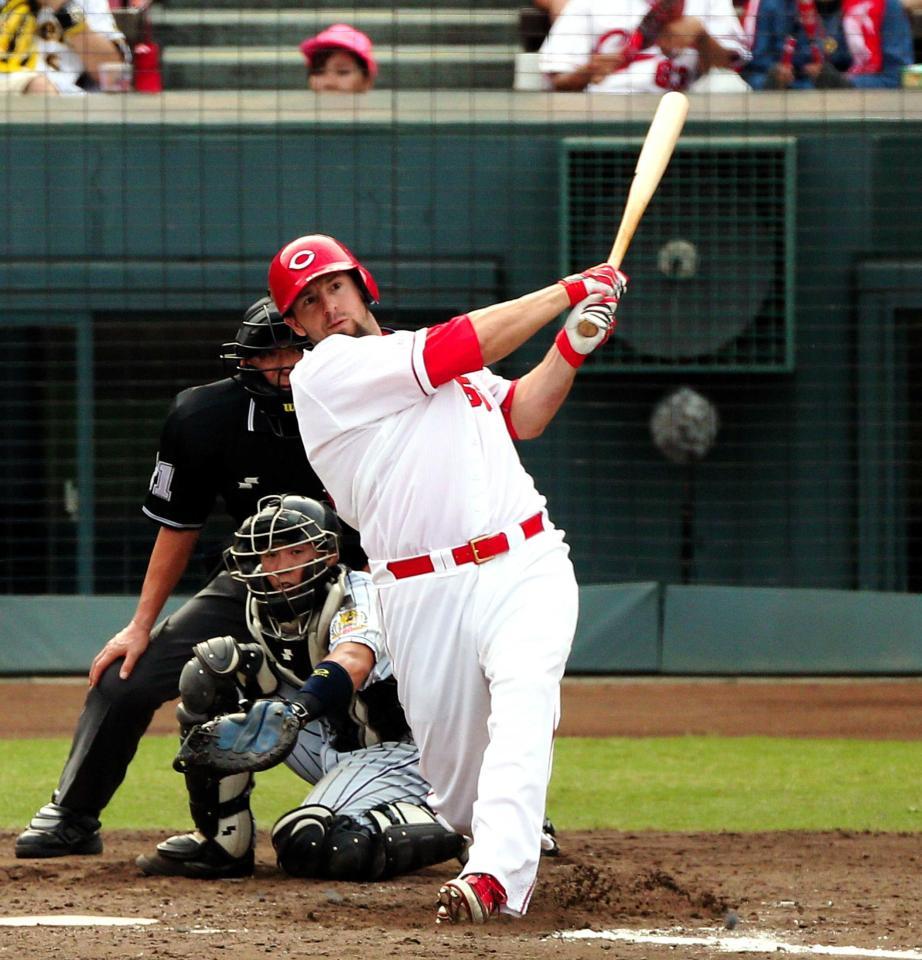 　５回、２死一、二塁で左翼フェンス直撃の勝ち越し適時打を放つエルドレッド（撮影・飯室逸平）