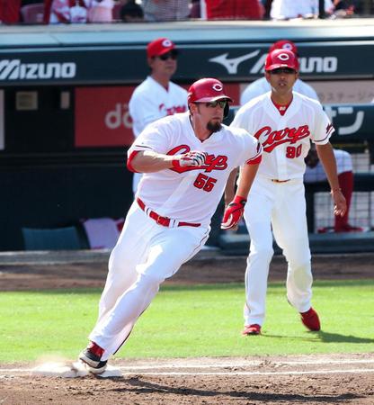 １回１死二塁、左前適時打を放つエルドレッド＝マツダスタジアム（撮影・飯室逸平）