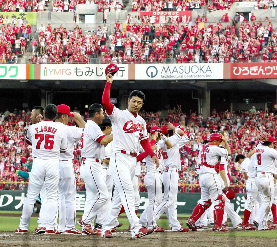 　ファンの声援に帽子を取って応える緒方監督（撮影・北村雅宏）