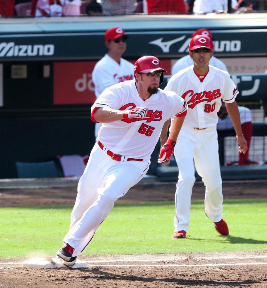 １回１死二塁、左前適時打を放つエルドレッド＝マツダスタジアム（撮影・飯室逸平）