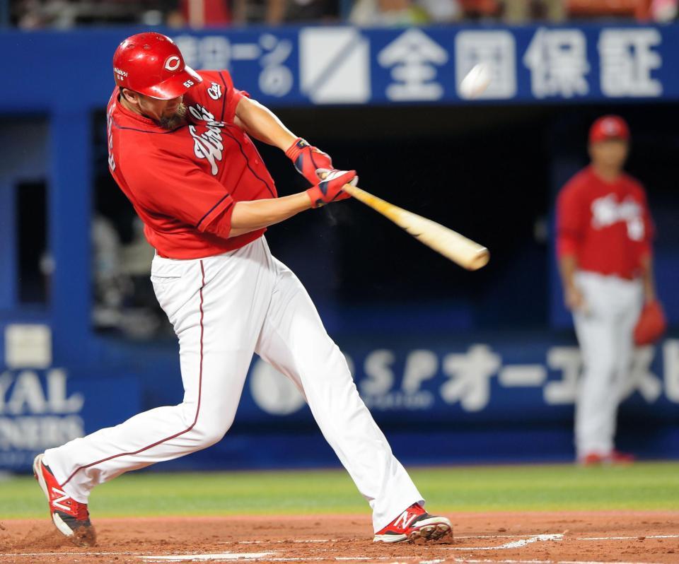 　１回、広島・エルドレッドは中犠飛を放つ。右奥は黒田博樹（撮影・吉澤敬太）