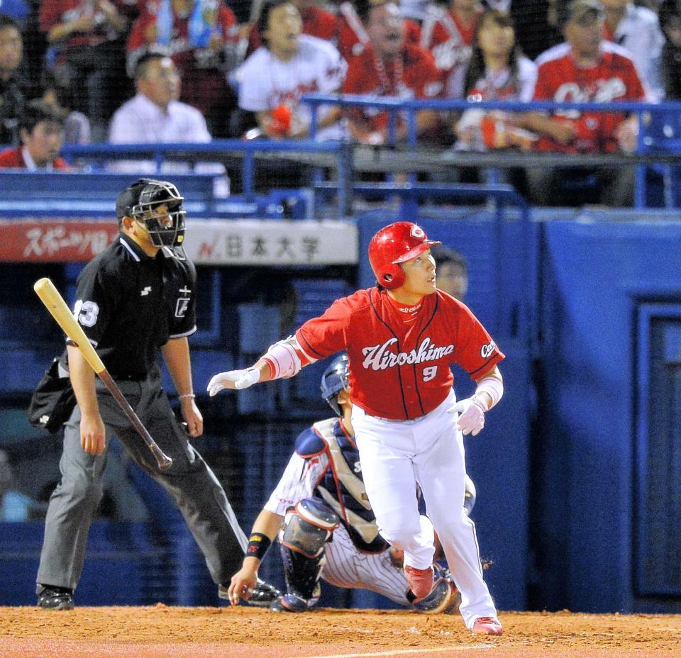 　５回、左越えに同点ソロを放つ丸（撮影・園田高夫）