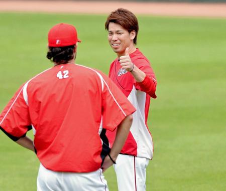 　俺にまかせろ！ジョンソン（手前）にサムアップを見せる前田（撮影・出月俊成）