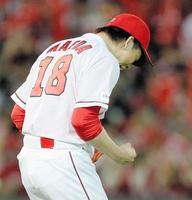 　７回、ピンチを切り抜け、雄たけびを上げる広島・前田