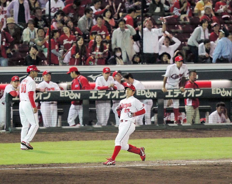 延長１１回、田中が二ゴロに倒れ試合終了となり、ぼう然のカープベンチとため息をつくファン（撮影・出月俊成）